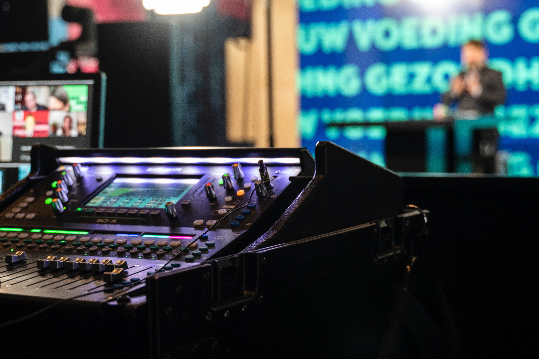Élő adásban rendezett botrányt a politikus