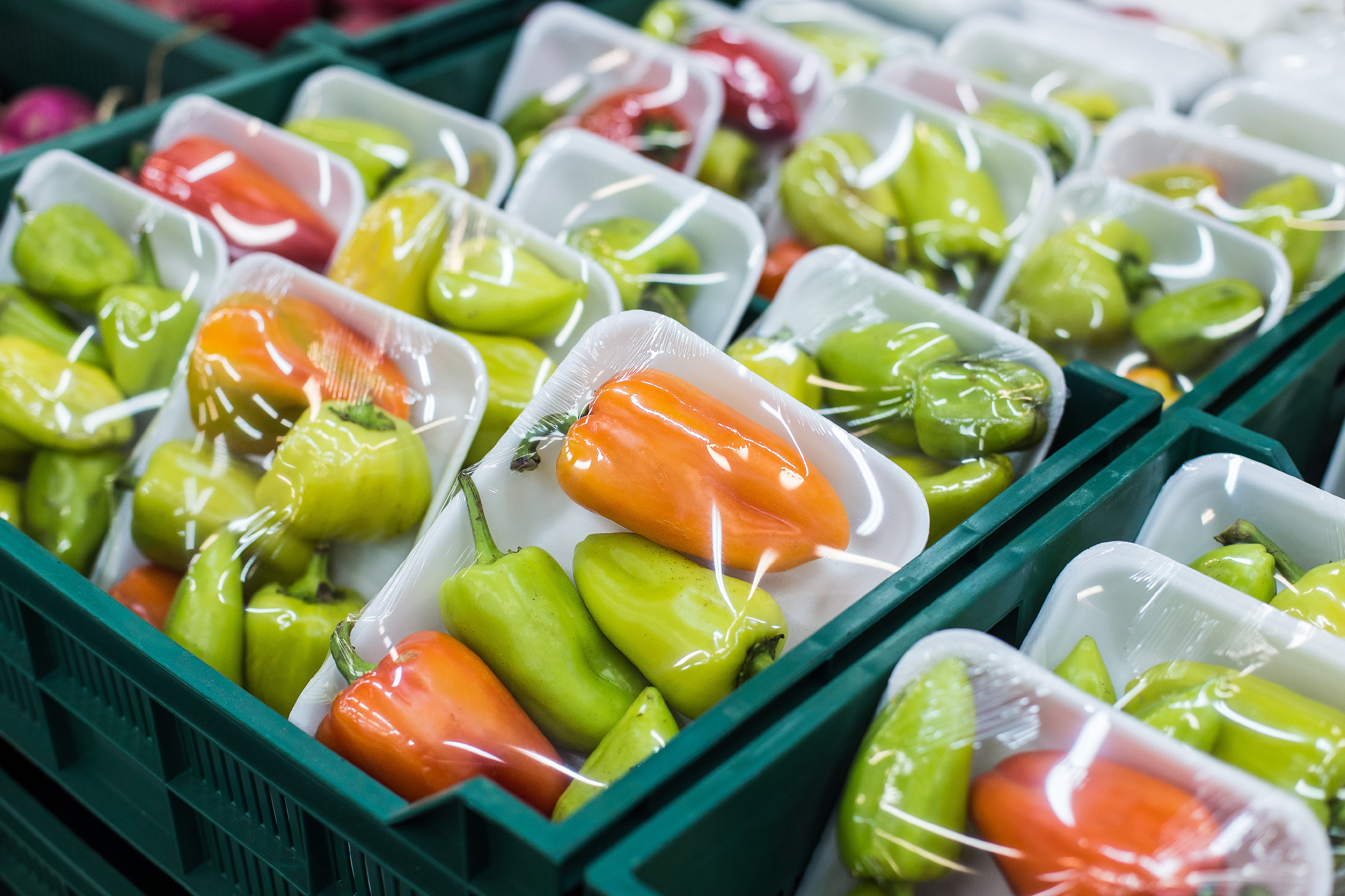 Franciaország felveszi a versenyt: 30 féle gyümölcs és zöldség műanyag csomagolását tiltja be 