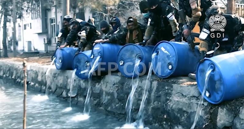 Több ezer liter szeszt öntöttek a csatornába a tálibok