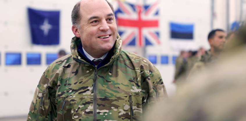 A brit védelmi miniszter megszakította vakációját az ukrán helyzet miatt
